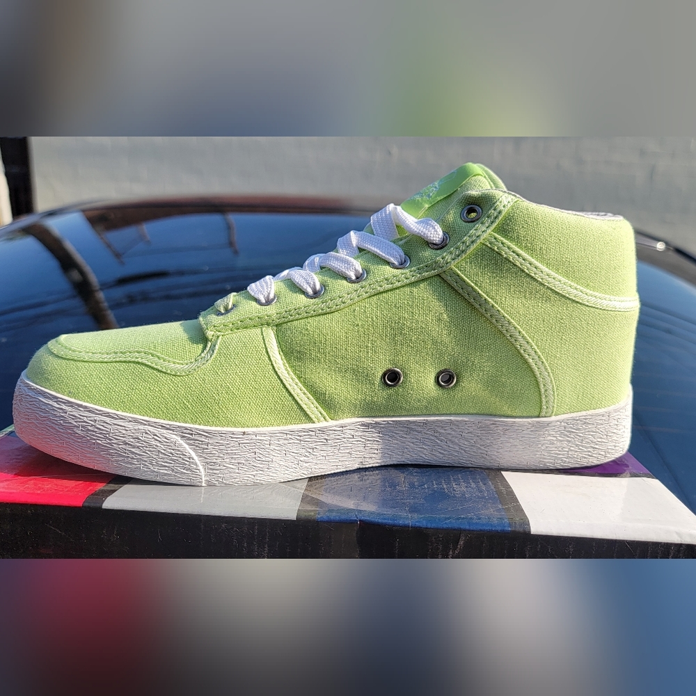 Tennis shoes